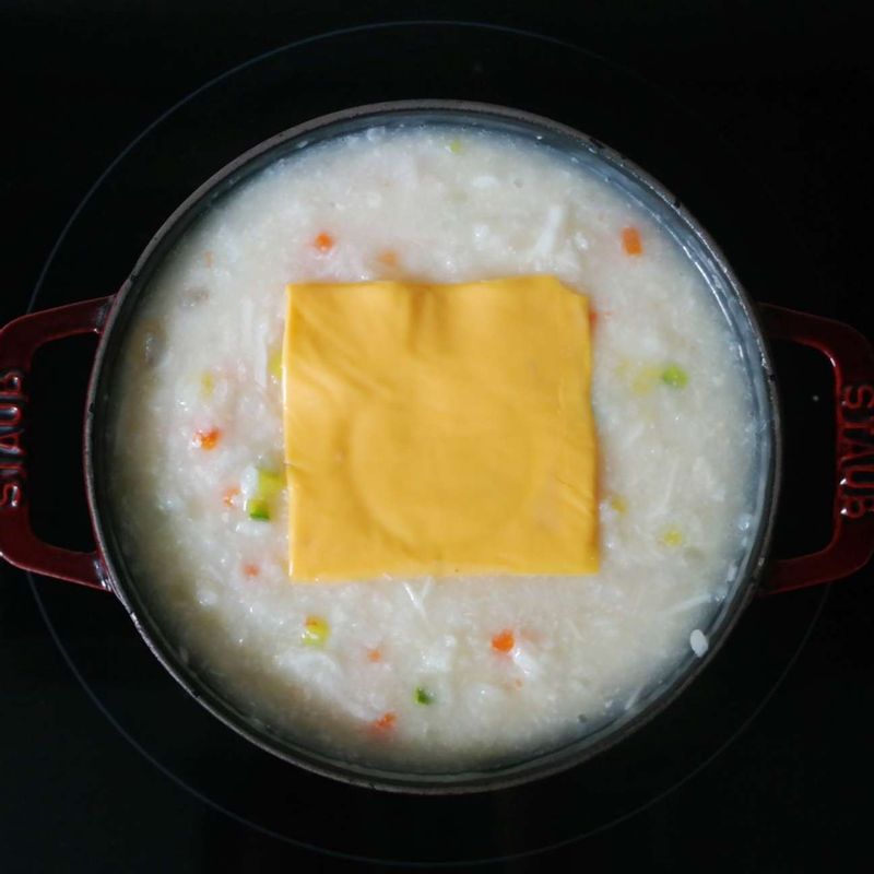 쌀알이 퍼지면 치즈를 넣고 소금으로 간을 해주세요.