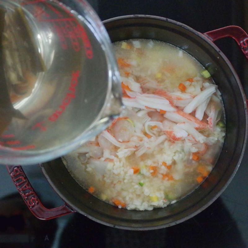 멸치육수를 붓고 끓기 시작하면 중약불로 줄이고 저어가며 계속 끓여주세요.