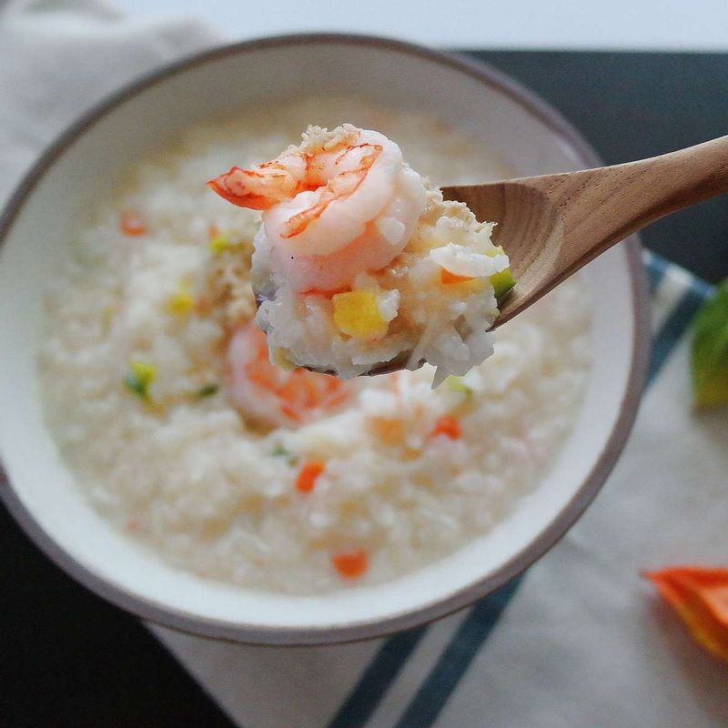 완성된 죽은 그릇에 담고 취향에 따라 깨를 뿌려주세요.