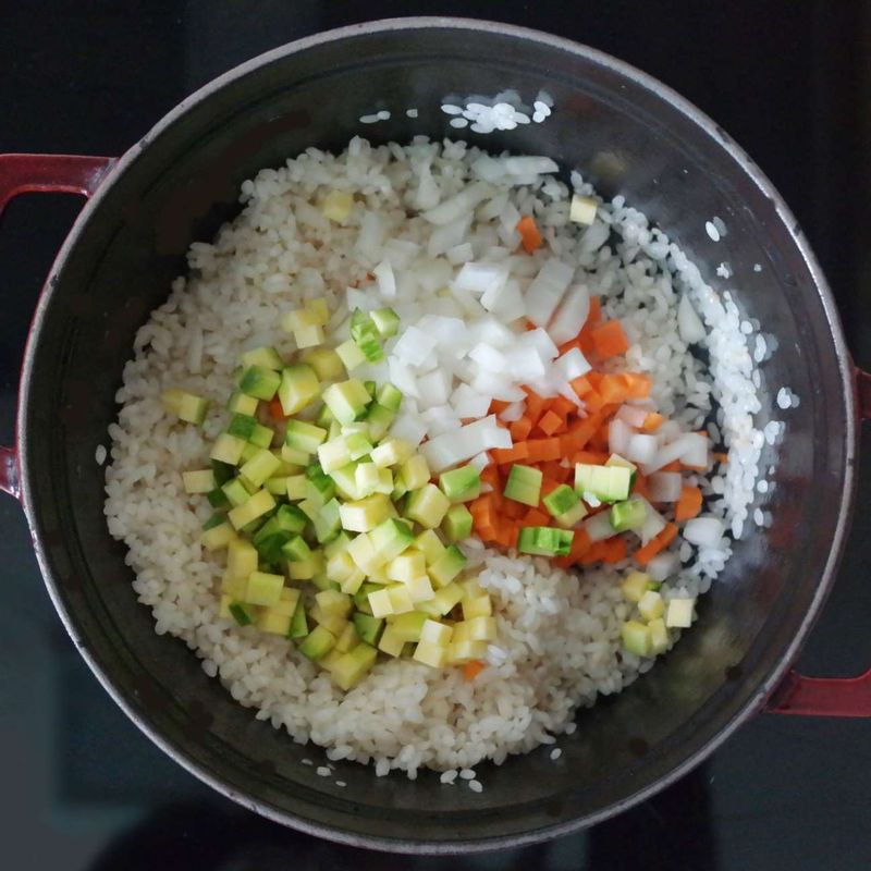 당근, 애호박, 양파를 넣고 볶아주세요.