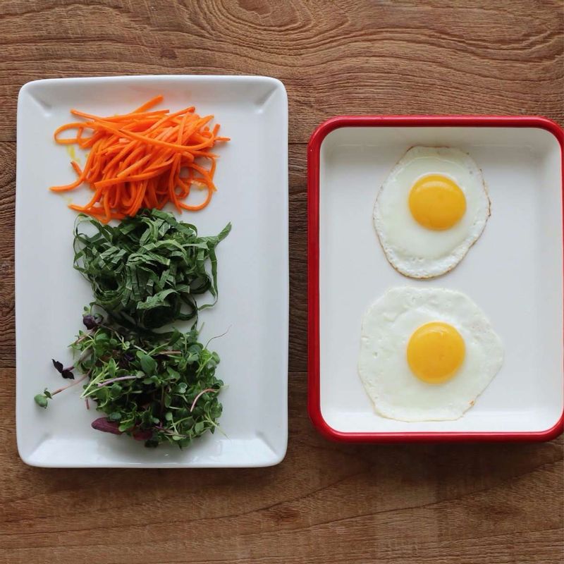 깻잎은 흐르는 물에 깨끗이 씻어 먹기 좋게 자르고, 새싹채소는 찬물에 담갔다가 물기를 제거해주세요.
당근은 가늘게 채썰어 달군 팬에 약간의 기름과 소금을 넣고 볶아주세요. 팬에 약간의 기름을 두르고 달걀을 넣은 후 뒤집지 않고 한쪽면만 익혀주세요.