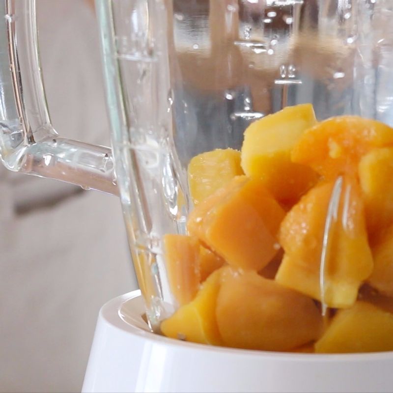 믹서에 망고를 넣고 갈아주세요. 갈린 망고를 냄비에 담고, 설탕 3큰술을 넣어 중약불에서 4분정도 끓여주세요.
마지막에 레몬즙을 넣고 1분정도 더 끓여 망고소스를 만들어 준 후, 냉장고에 넣어 차갑게 준비해주세요.