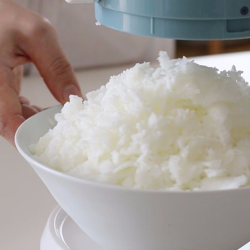 아이스큐브에서 우유얼음을 빼낸 후, 빙수기에 넣어 곱게 갈아주세요.
(빙수기가 없을 경우에는 연유와 우유를 잘 섞어 지퍼백에 담아 얼린 후, 지퍼백을 방망이로 살살 두드려 우유얼음을 만들어 활용해주세요.)