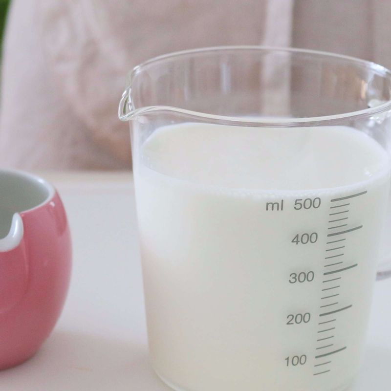 볼에 우유와 연유를 넣고 잘 섞은 후, 아이스큐브에 담아 냉동실에서 5시간 이상 얼려주세요.