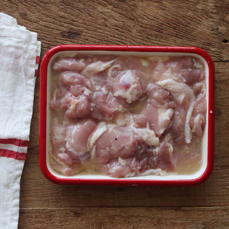 닭다리살은 기름기를 제거하고 우유 1/2컵에 10분정도 담갔다가 찬물에 씻어낸 후, 닭밑간 재료에 10분간 재워주세요.