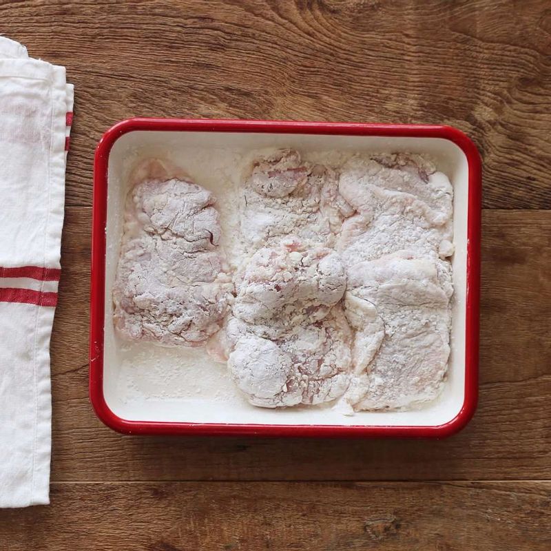 밑간한 닭다리살에 전분가루를 꾹꾹 눌러 입힌 후 160도로 오른 기름에 넣어 한 번 튀겨주고, 센불에서 한 번 더 바삭하게 튀겨준 후 먹기 좋은 크기로 잘라주세요.
(전분가루를 묻힌 후 바로 튀기지 말고, 닭의 수분이 조금 올라왔을 때 튀기시면 기름이 탁해지지 않아 좋답니다.)