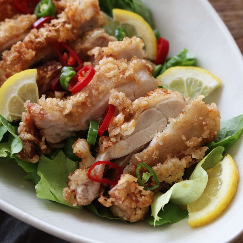 그릇에 로메인(또는 양상추)을 깔고 튀긴 닭과 홍고추, 슬라이스한 레몬, 파채를 올리고 먹기직전에 소스를 뿌려주세요.