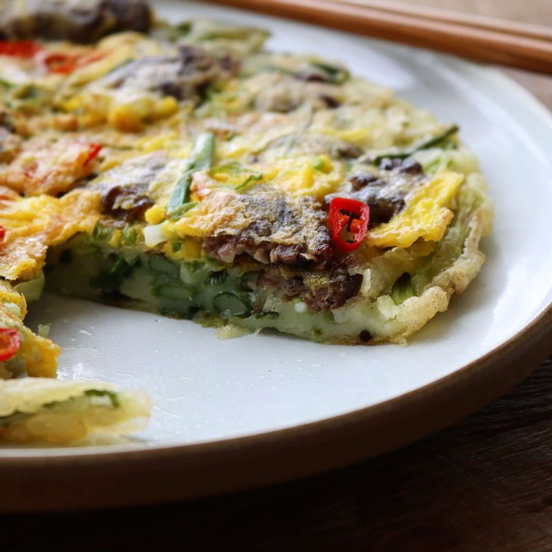 적당한 크기로 잘라 그릇에 담아주세요. 기호에 따라 초간장을 곁들여 맛있게 즐겨주세요.