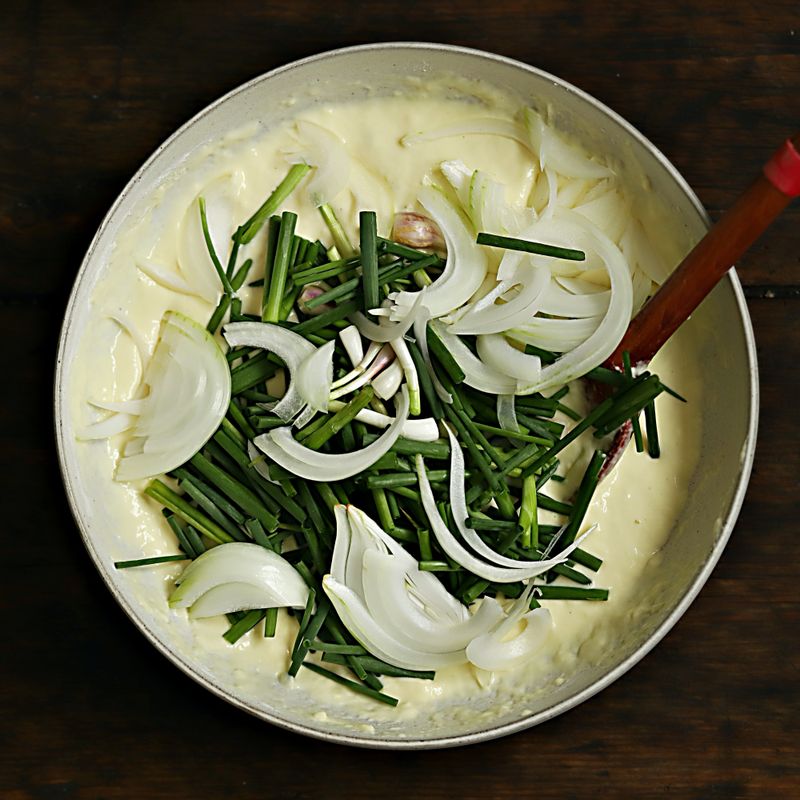 볼에 반죽 재료와 쪽파, 양파를 넣고 가볍게 섞어주세요.