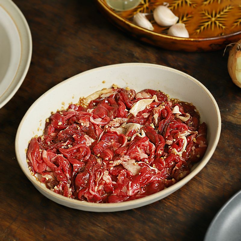 쇠고기는 핏물을 제거하고, 먹기 좋게 썰어 불고기 양념에 10분 정도 재워주세요.