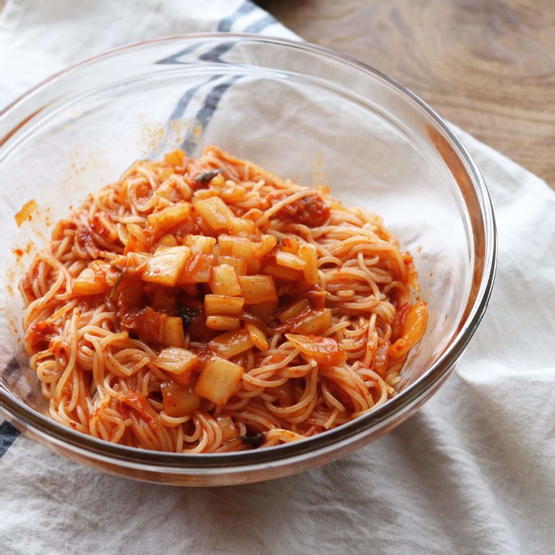 김치를 넣은 양념장에 삶은 면을 넣고 고루 버무려주세요.