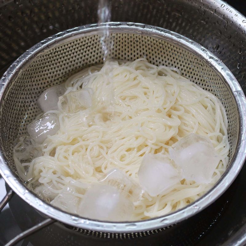 흐르는 찬물에 중면을 여러 번 씻어 전분기를 없애고, 동그랗게 말아 채반에 밭쳐 물기를 빼주세요.