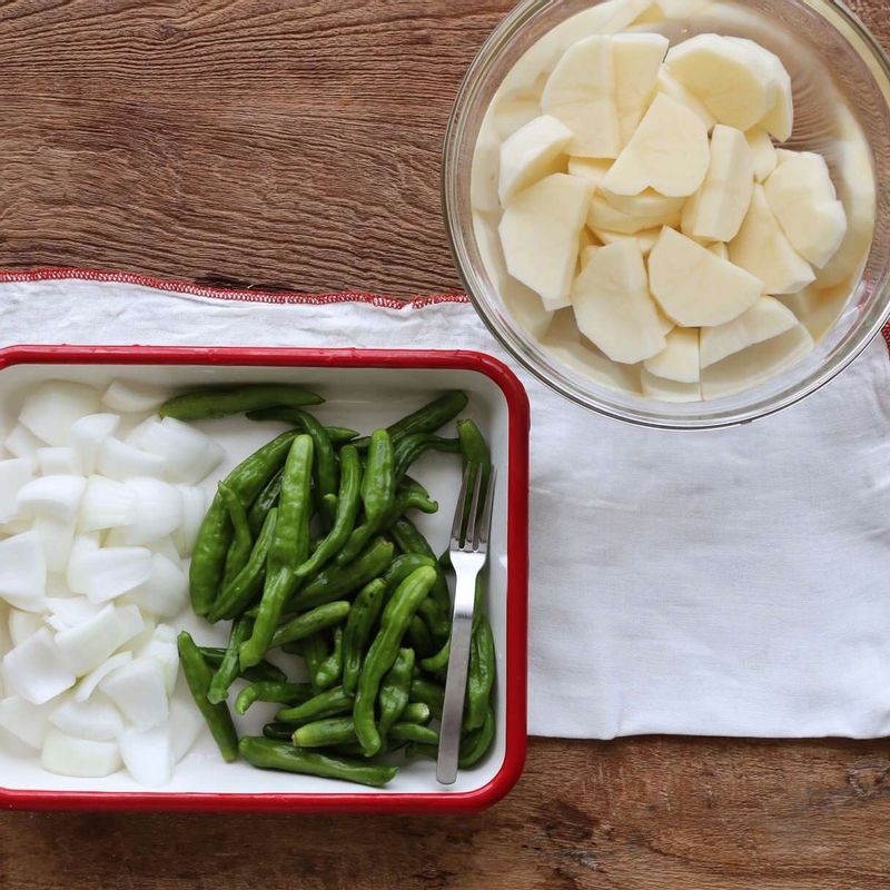 감자는 껍질을 제거해 한입크기로 자른 후 찬물에 담가 전분기를 제거해주세요.
양파는 껍질을 벗겨 한입크기로 자르고, 꽈리고추는 깨끗이 씻어 이쑤시개나 포크를 이용해 구멍을 내주세요.