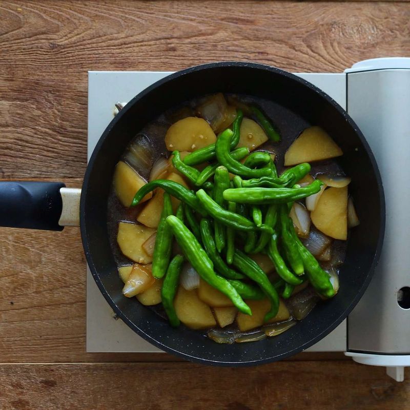 꽈리고추를 넣고, 간장 양념이 꽈리고추에 배어들면 마지막에 올리고당과 참기름을 넣고 섞어주세요.