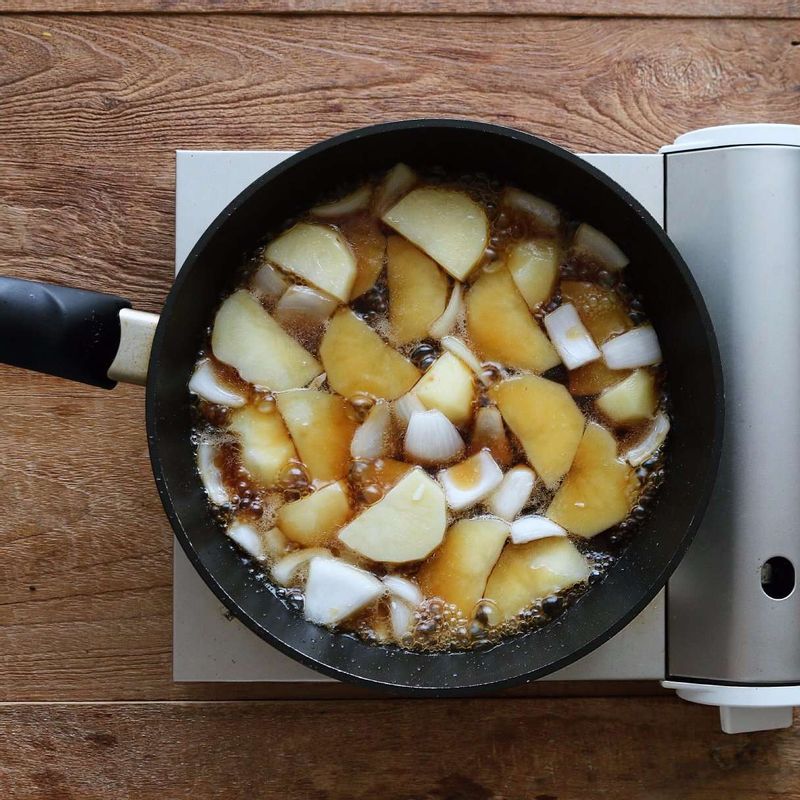 감자가 반쯤 익을 때까지(8분 정도) 조려주세요.