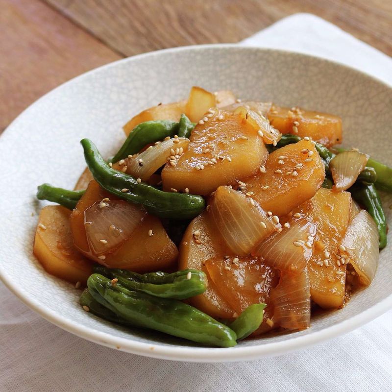 그릇에 꽈리고추감자조림을 담고 통깨를 뿌려주세요.