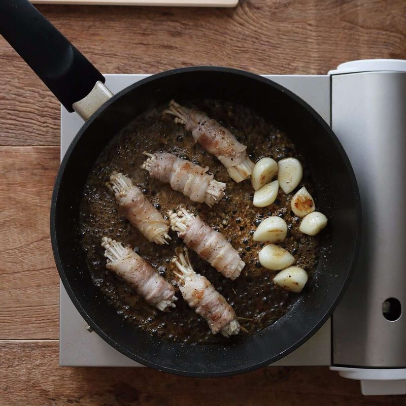 고기가 익으면, 팬에 기름기를 닦고 소스를 넣어 윤기나게 조려주세요.