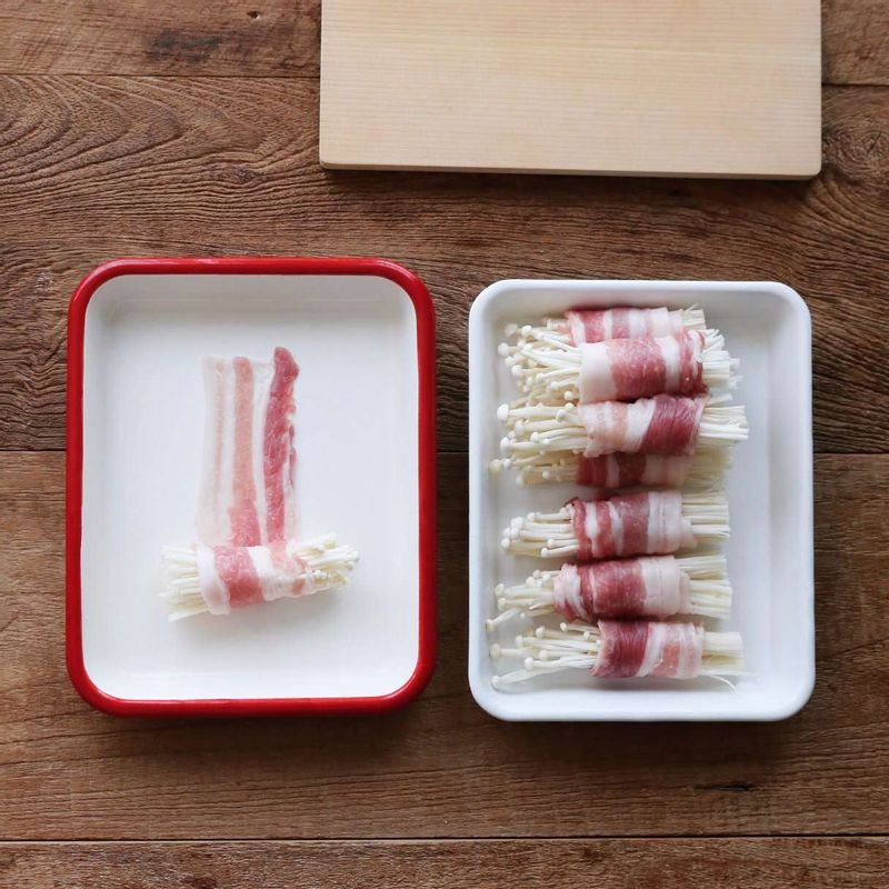 팽이버섯은 밑동을 자르고, 얇게 썬 삼겹살 끝 쪽에 두고 돌돌 말아주세요.
소스 재료는 볼에 넣고 섞어주세요.