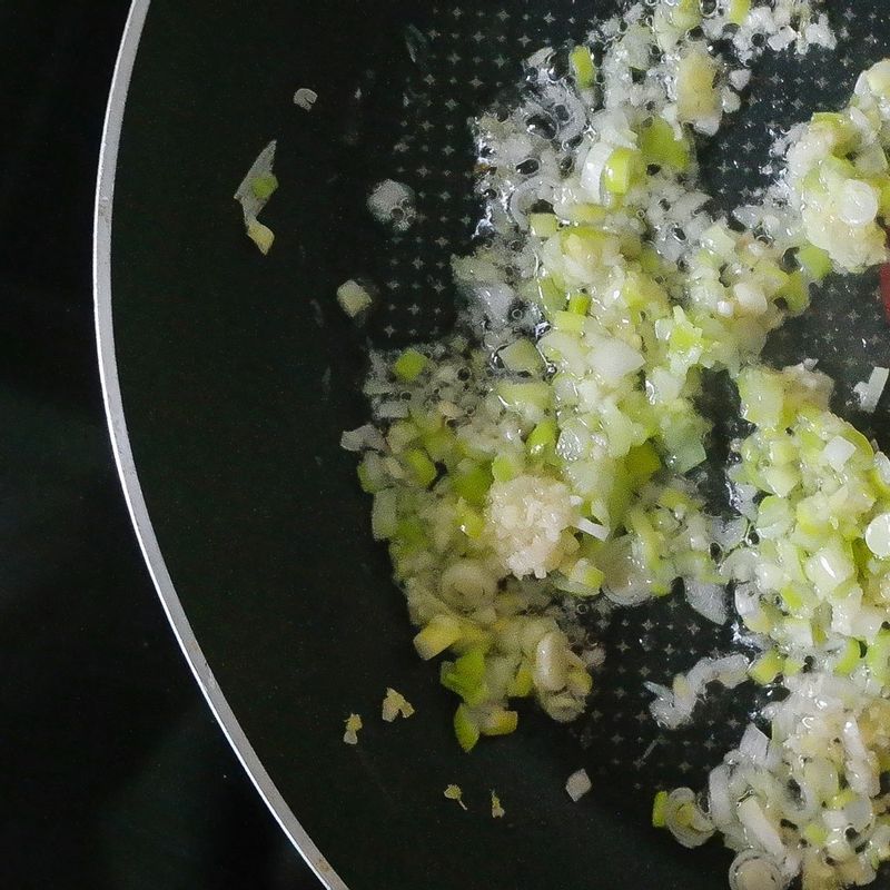 당근, 청고추와 홍고추는 굵게 다져주세요.
넓은 팬에 기름을 두르고 다진 마늘, 대파, 생강을 넣어 강불로 볶아주세요.