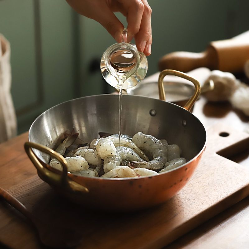 손질한 새우를 새우 밑간 재료에 10분간 재워주세요.