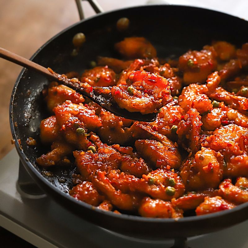 소스가 자작해지면 튀긴 새우를 넣어 함께 버무려주세요.