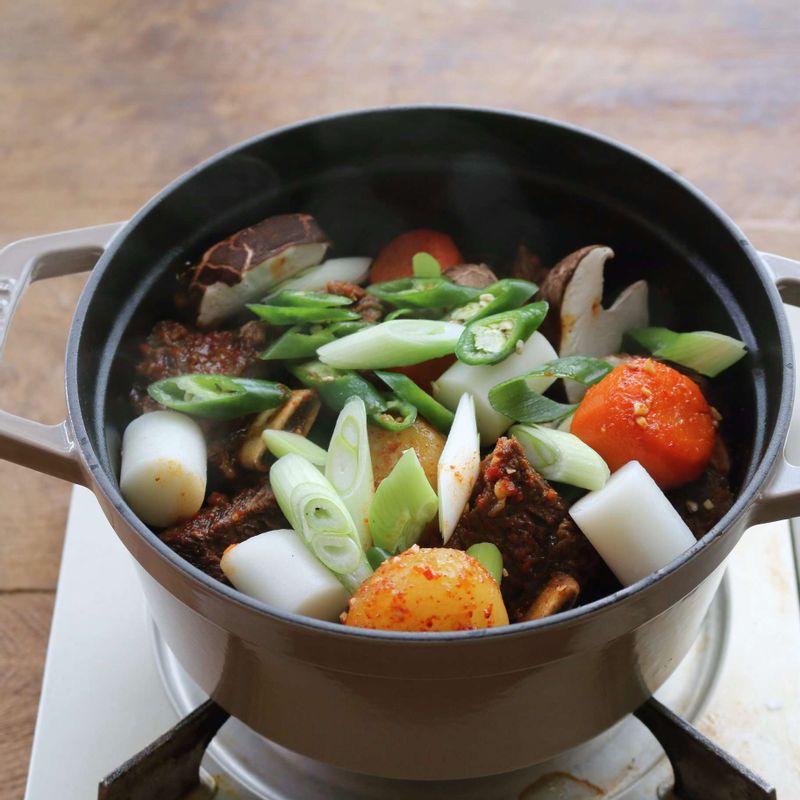 무와 당근이 익으면 표고버섯, 가래떡, 청양고추, 대파를 넣어 5분정도 더 끓여주세요.