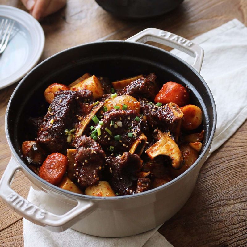 마지막으로 송송 썬 실파와 깨를 뿌려주세요.