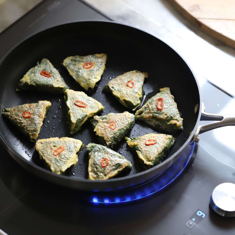 달군 팬에 약간의 기름을 두르고, 깻잎 참치전을 올려 노릇하게 익혀주세요.