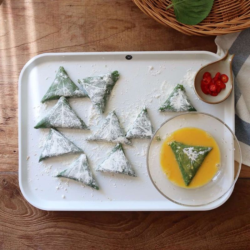 삼각형 모양으로 만든 깻잎참치에 부침가루를 묻히고, 풀어놓은 달걀물에 담갔다가 건져주세요.