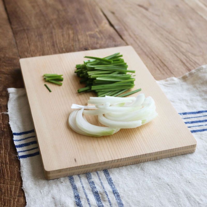 영양부추를 나눠 고기 고명용은 1cm 길이로 썰고, 샐러드용은 5cm 길이로 썰어주세요. 양파는 얇게 채를 썰어주세요.