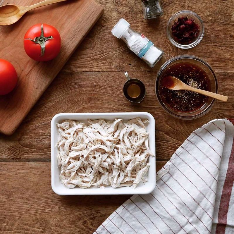 닭가슴살은 결 따라 굵게 찢고, 약간의 소금과 후추로 밑간을 해주세요.
볼에 드레싱재료를 넣고 섞어주세요.