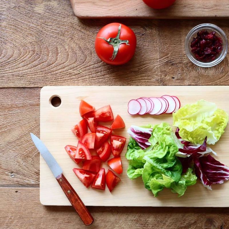 라디치오와 잎상추는 먹기 좋은 크기로 자른 후 찬물에 담갔다가 물기를 제거해주세요. 토마토는 한입크기로 먹기 좋게 썰어주세요