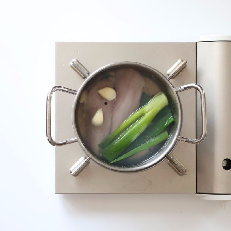 냄비에 물과 닭삶는 재료를 넣고, 물이 끓으면 닭가슴살을 넣어 15분정도 삶아주세요.