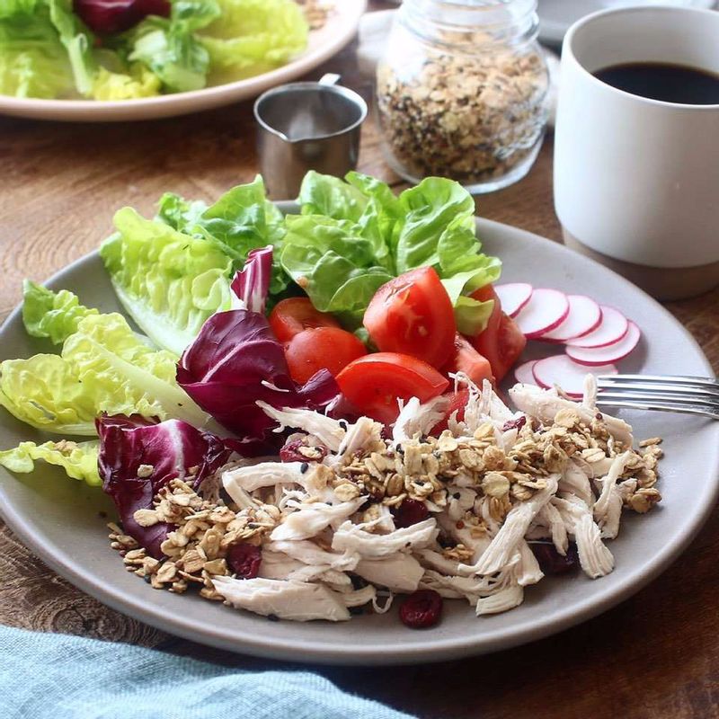 접시에 잎채소와 토마토를 담은 후 닭가슴살, 오트밀을 올리고 꿀 1큰술을 뿌려주세요. 먹기직전에 드레싱을 뿌려 즐겨주세요.