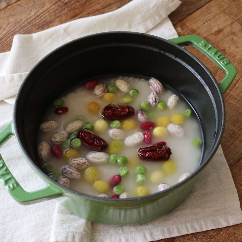 대추는 돌려 깎아 씨를 제거하고, 은행은 끓는 물에 살짝 데쳐 속껍질을 제거해주세요.
멥쌀과 찹쌀은 씻어서 30분정도 물에 담가 불린 후, 나머지 영양밥 재료와 섞어 냄비 또는 전기밥솥에 넣고 영양밥을 만들어주세요.