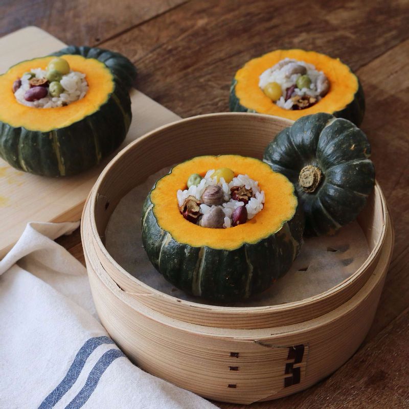 찜통에 면보자기를 깔고 김이 오르면, 영양밥을 채운 단호박을 넣어 15~20분정도 쪄주세요.(단호박의 크기에 따라 시간을 가감해주세요.)