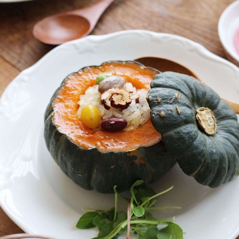 완성된 단호박영양밥찜을 먹기 좋게 잘라 드세요.