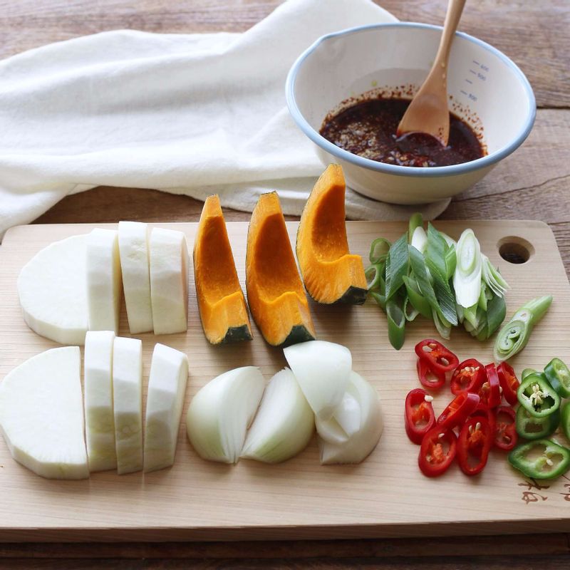 단호박과 무는 도톰하게 썰고, 양파는 굵게 채를 썰어주세요. 대파와 붉은고추, 청양고추는 어슷하게 썰고 볼에 양념장 재료를 넣고 섞어주세요.