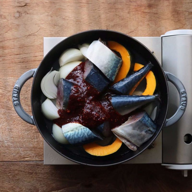 무가 반쯤 익으면 양파, 단호박, 고등어, 양념장을 넣은 후 강불에서 8분 정도 끓여주세요.