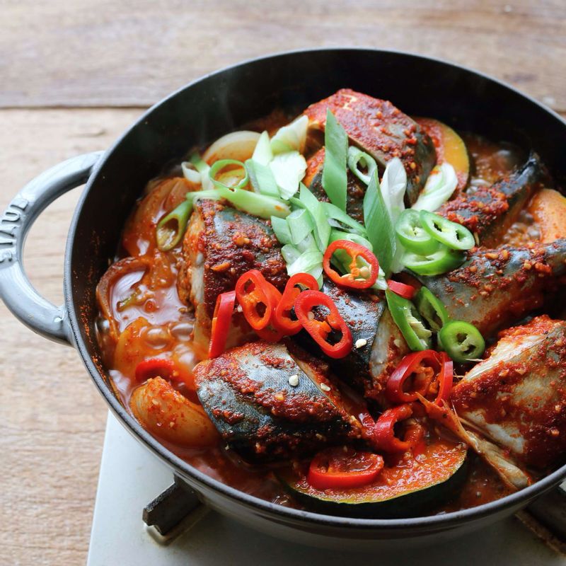 양념이 배면 중불로 줄인 후 대파와 붉은고추, 청양고추를 넣고 5분 정도 더 끓여주세요.