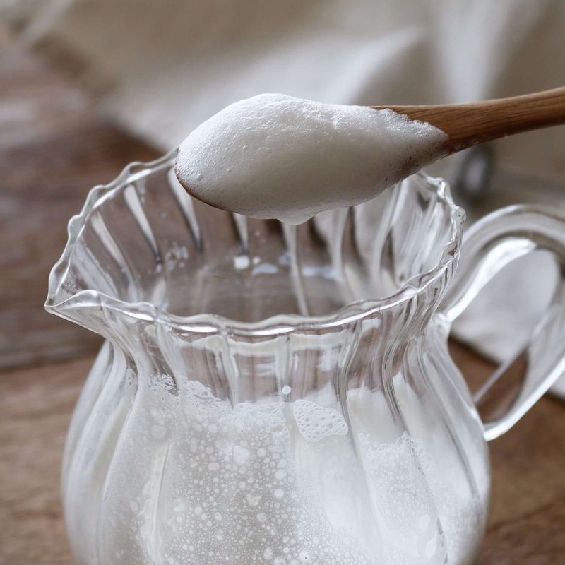 볼에 우유 5큰술을 넣고 우유거품기로 거품을 만들어주세요.