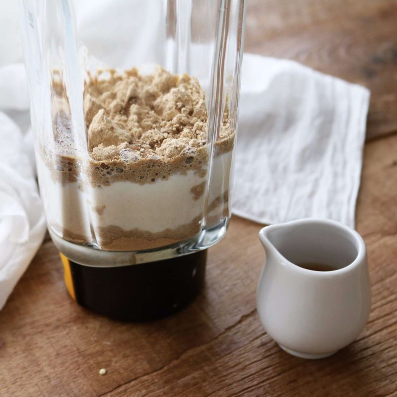 쉐이커 또는 믹서기에 우유와 곡물가루, 꿀을 넣고 섞어주세요.