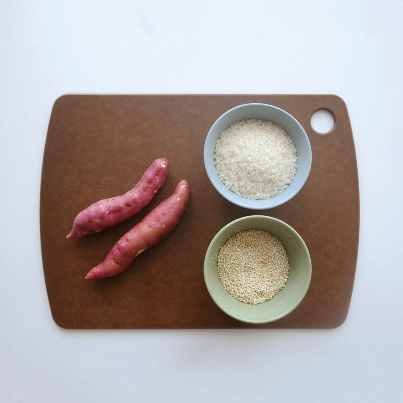 퀴노아고구마밥을 위한 재료 이미지로 쌀,퀴노아,고구마,물 등으로 구성 되어있습니다.