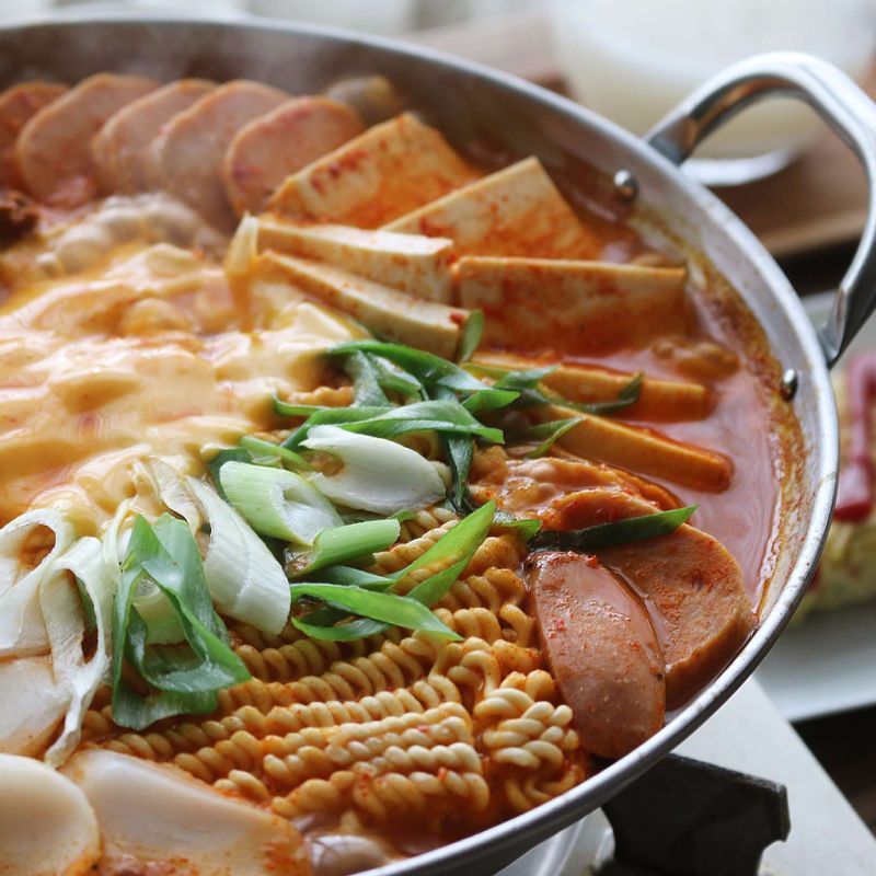 라면사리와 치즈를 넣고 라면이 익을 때까지 조금 더 끓여주세요.