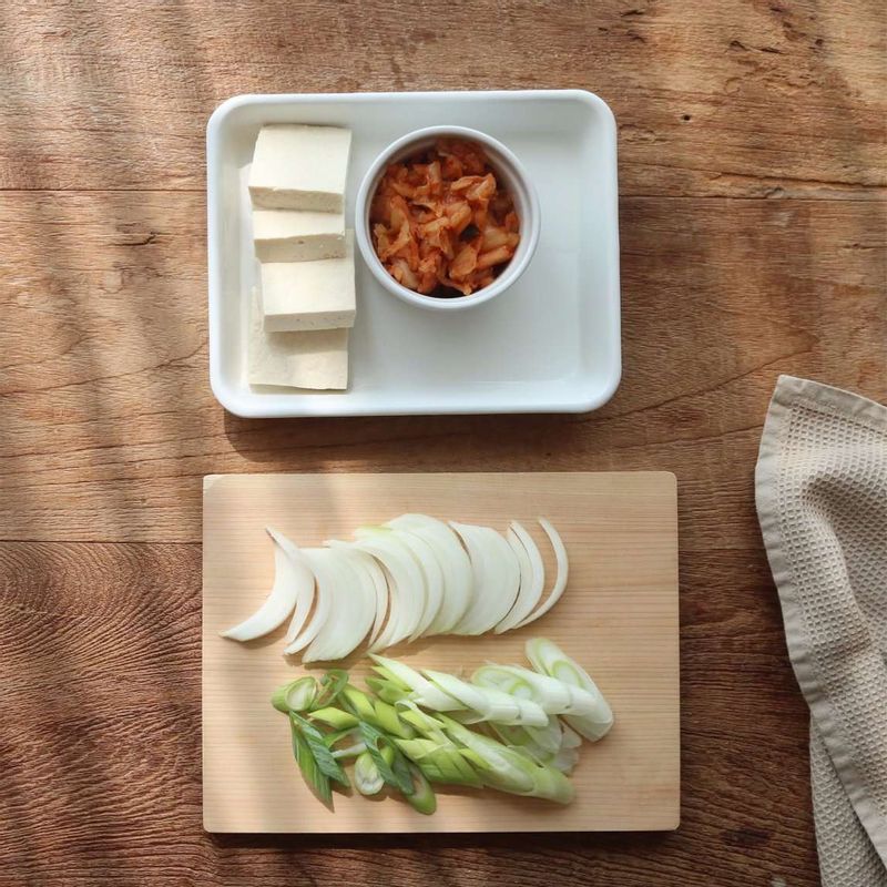 두부는 큼직하게 자르고, 김치는 약간의 소를 털어낸 후 먹기 좋게 썰어주세요. 대파는 어슷썰고, 양파는 굵게 채를 썰어주세요.