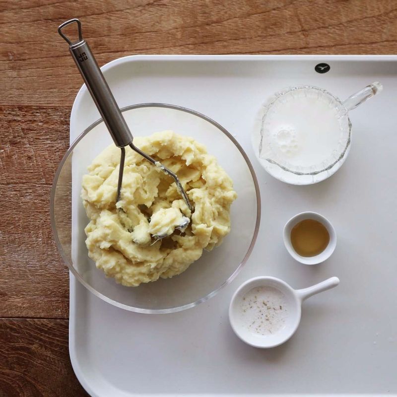 부드럽게 삶은 고구마를 뜨거울 때 으깨고, 고구마무스 재료를 넣고 고루 섞어주세요.