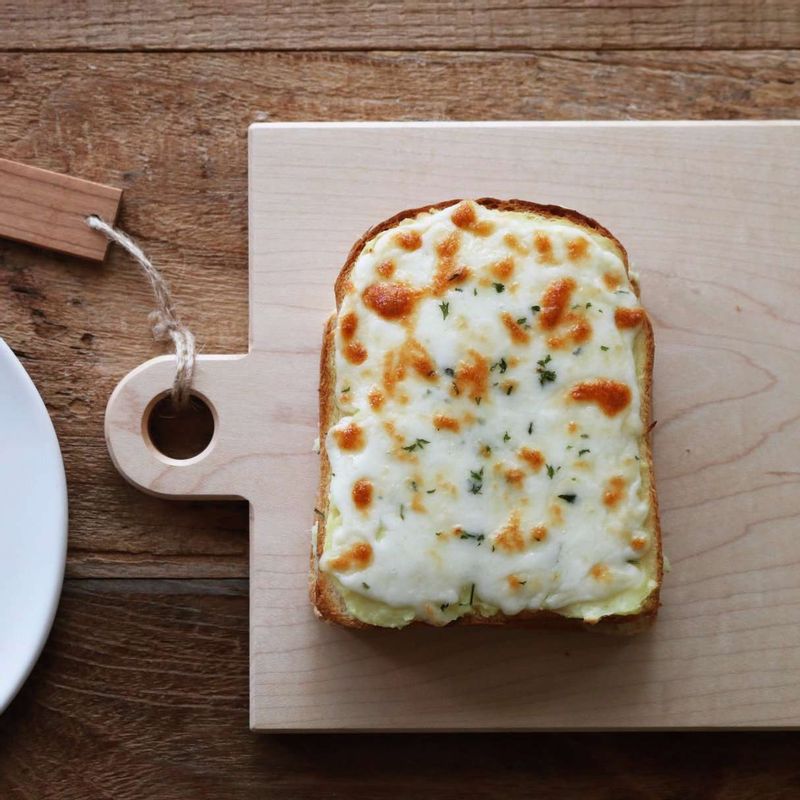 220도로 예열한 오븐에 넣어 8~10분정도 노릇하게 구워주세요. (오븐이 없으신 경우, 전자레인지에서 40초정도 치즈가 녹을 때까지 돌려주세요.)