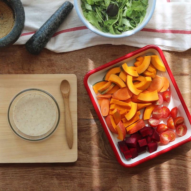 단호박, 비트, 당근은 한입크기로 썰고, 방울토마토와 방울양배추는 반으로 잘라주세요.
볼에 드레싱재료를 넣고 섞어주세요.