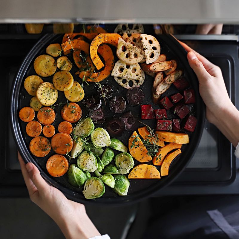 200도로 예열한 오븐에 손질한 채소를 넣고 채소밑간 재료를 뿌려 15분정도 노릇하게 구워주세요. (프라이팬을 사용하실 경우 팬에 손질한 채소를 넣은 후 채소 밑간 재료를 뿌려 중약불에서 야채가 익을 때까지 노릇하게 구워주세요.)