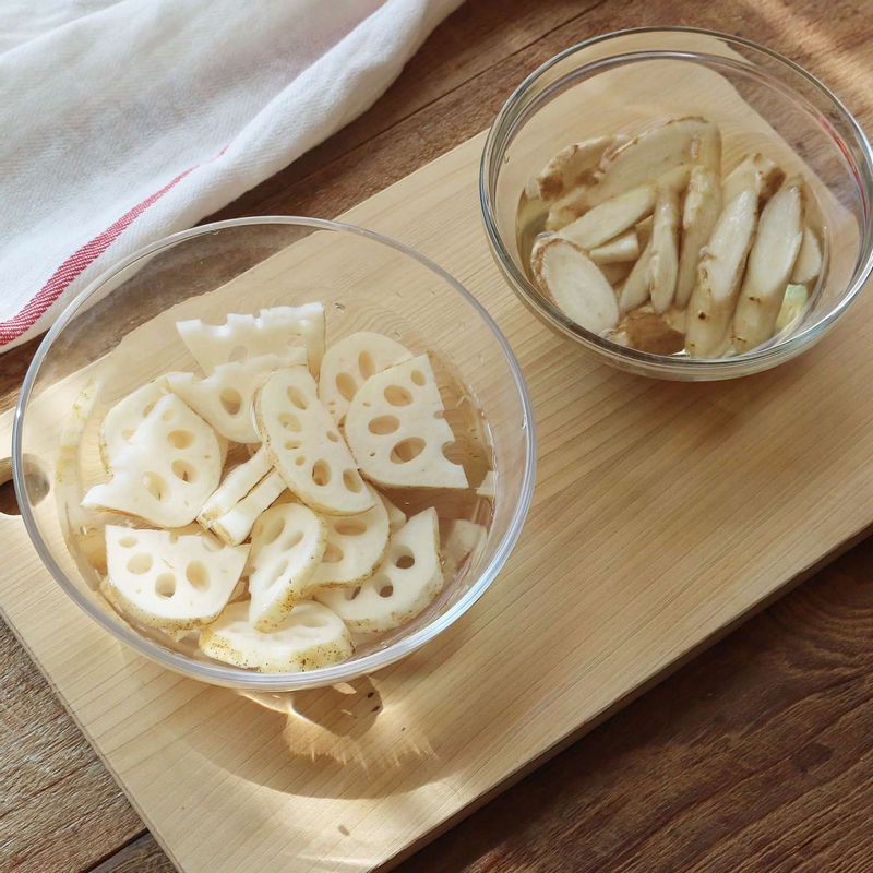 연근은 반달모양으로 썰고, 우엉은 굵게 어슷하게 썰어 식초를 약간 넣은 찬물에 담갔다가 물기를 제거해주세요